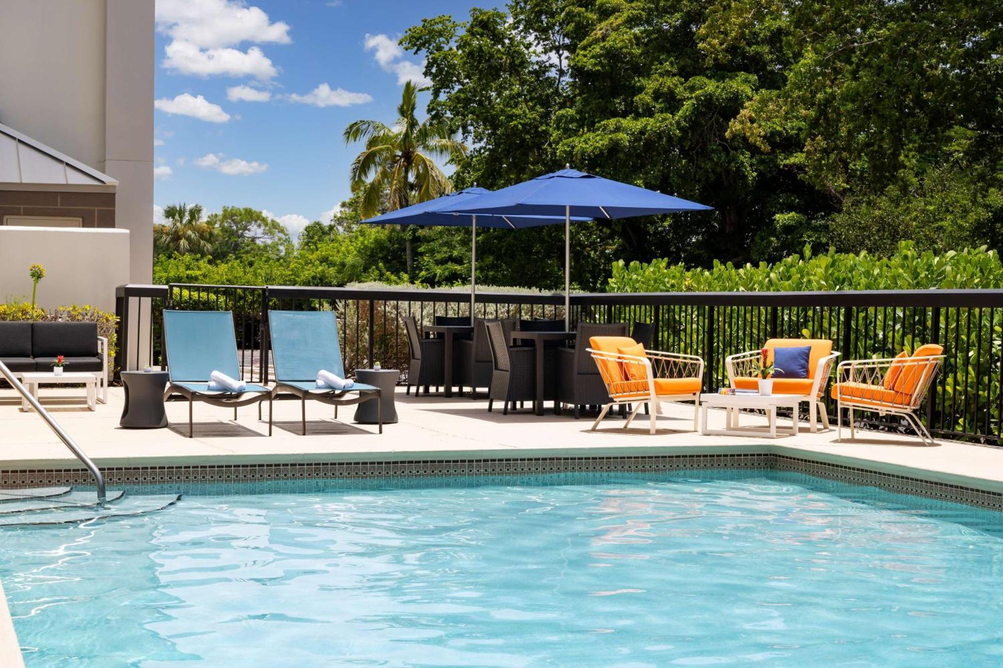 Hampton Inn Naples-Central Exterior photo